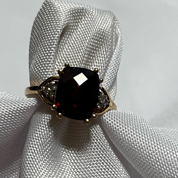 10K YELLOW GOLD GARNET AND DIAMOND RING - Picture 3 of 16